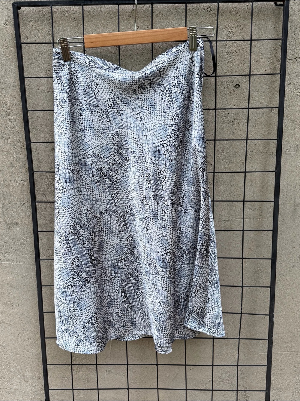 GIANI BINI • Satin Snake-Print Midi Skirt in Gray and White